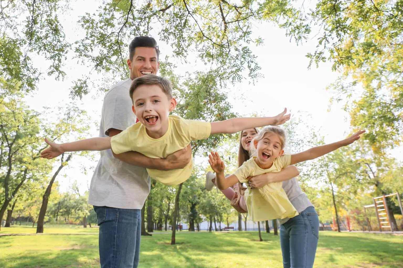 Familia jugando en el parque