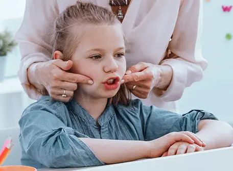 Sesión de terapia con una niña