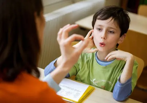 Niño en sesión de terapia
