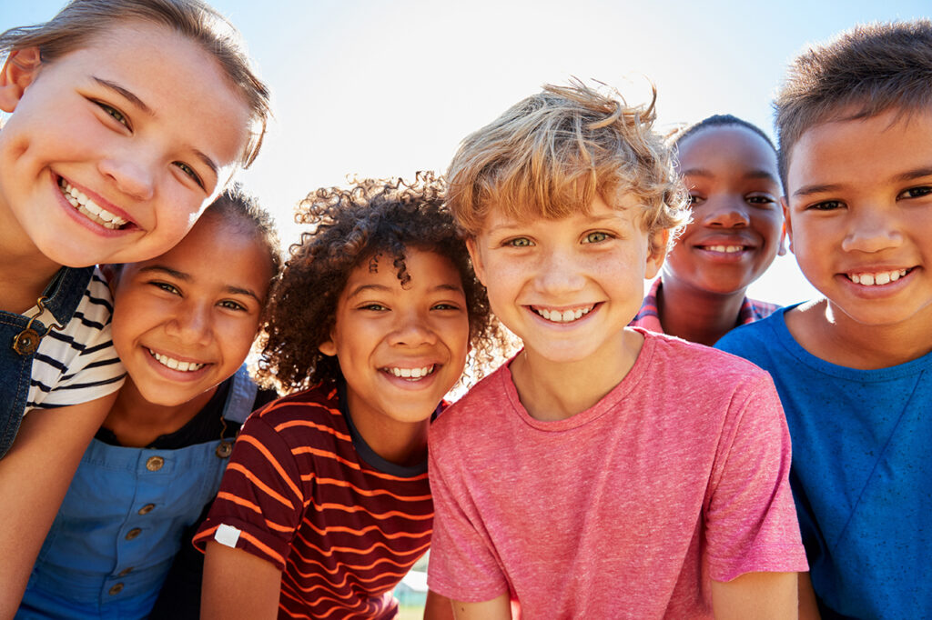 Niñas y niños sonriendo