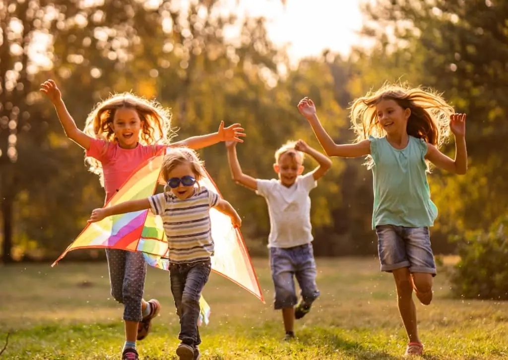 Niñas y niños jugando