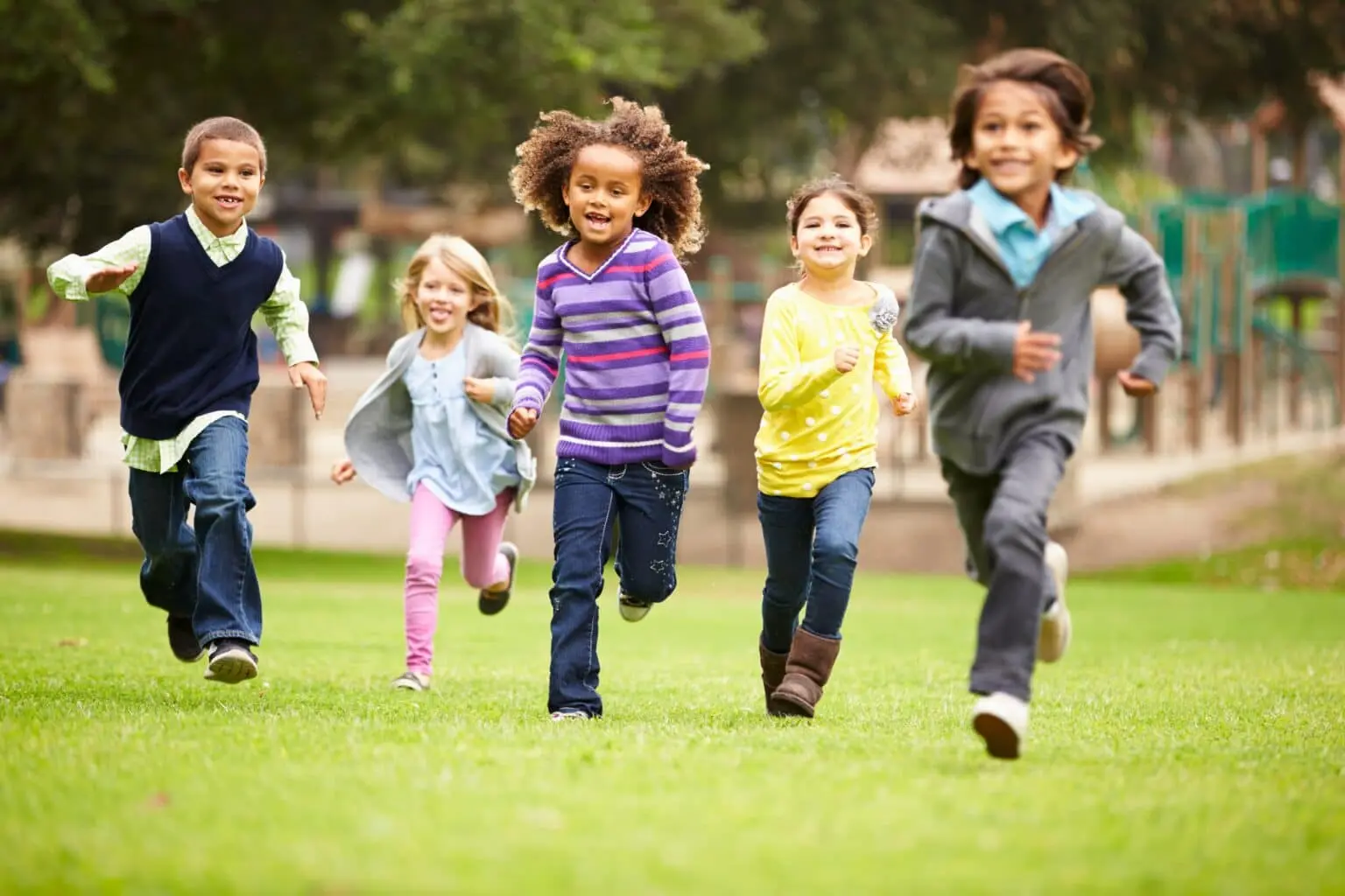 Niñas y niños corriendo
